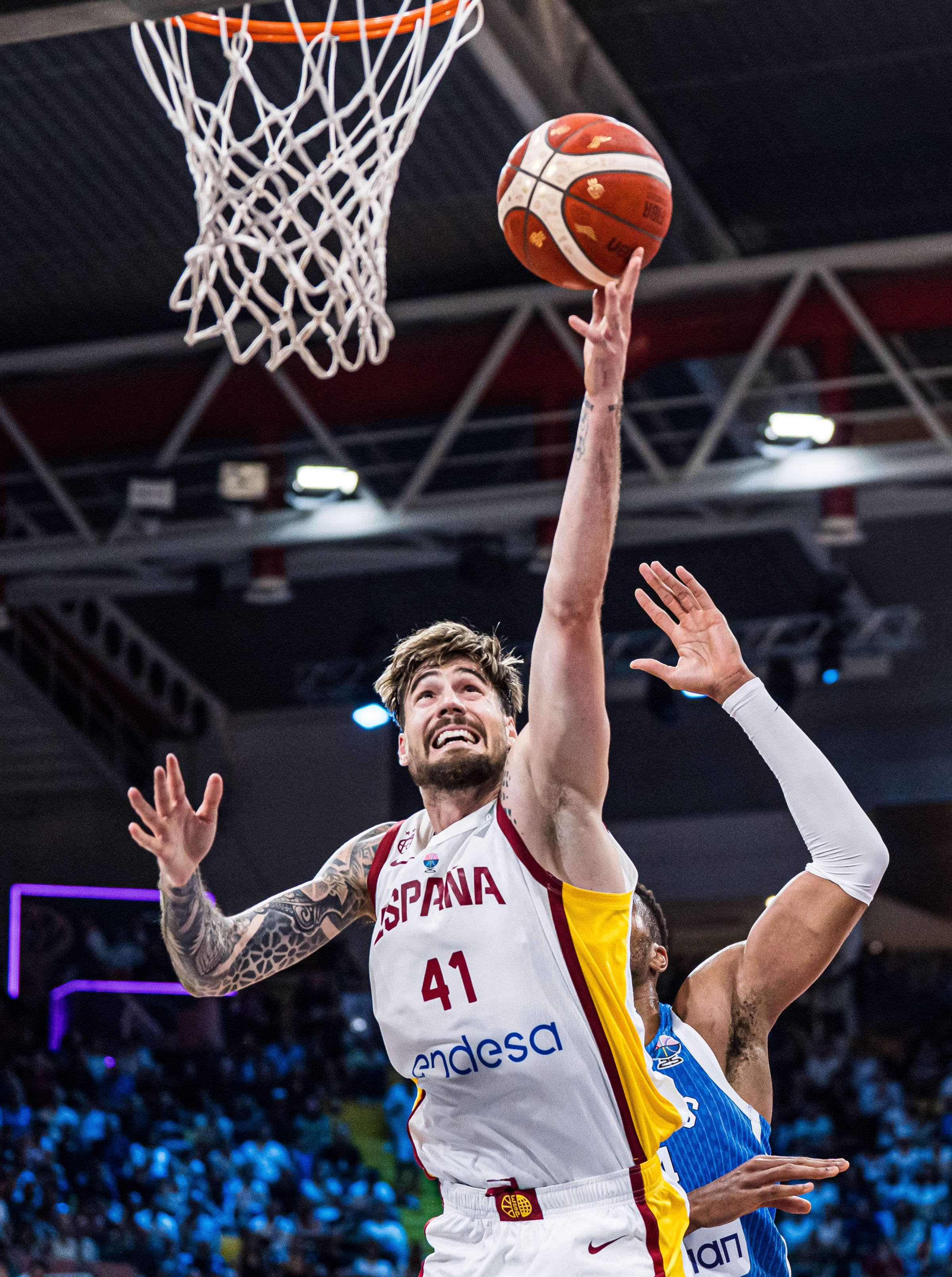 九游体育-詹姆斯在西班牙队比赛中挺进下一轮，出色防守引发热议！的简单介绍